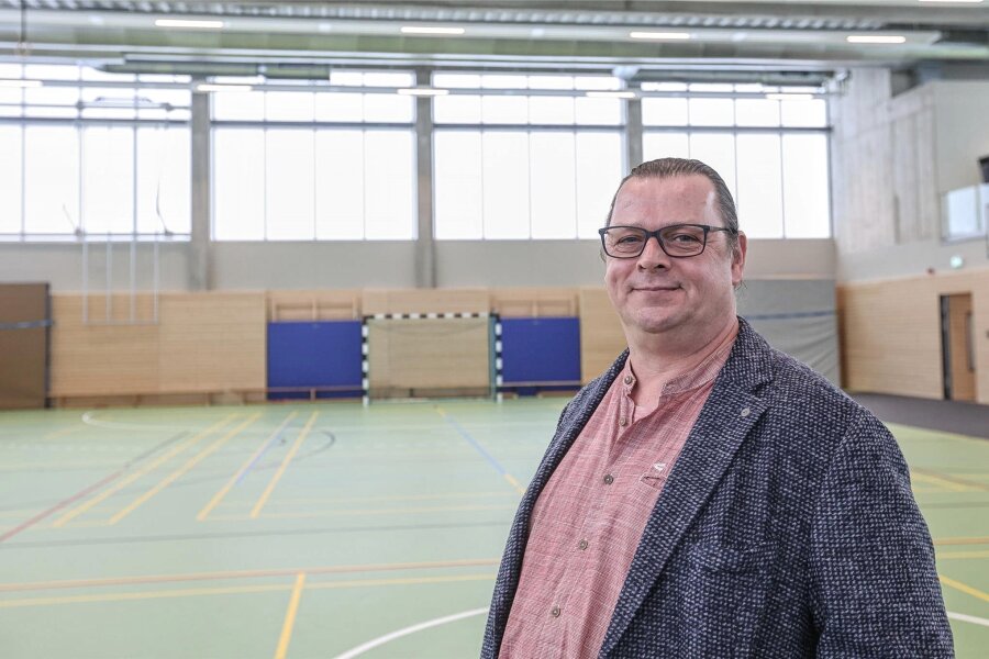 Jetzt steht es fest: So viel hat die Sporthalle von Niederwiesa wirklich gekostet - Lars Schuster ist Bauamtsleiter in Niederwiesa und hat die Bauarbeiten der neuen Zweifeld-Sporthalle koordiniert.