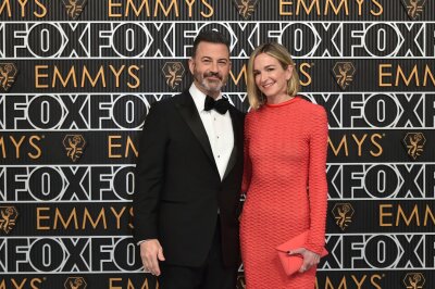 Jimmy Kimmel dankt Kinderklinik - Jimmy Kimmel und Molly McNearney bei der  Verleihung der 75. Primetime Emmy Awards.