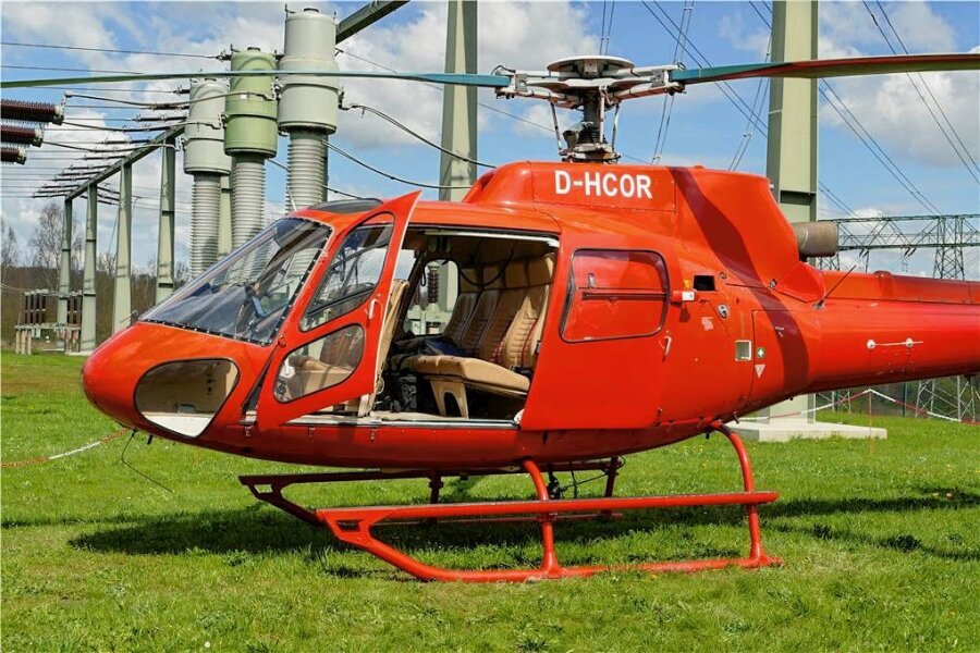 Job mit Aussicht in Niederwiesa: Stromleitungen kontrollieren im Hubschrauber - Mit diesem Hubschrauber kontrolliert die Mitteldeutsche Netzgesellschaft die Hochspannungsleitungen in Südsachsen. 