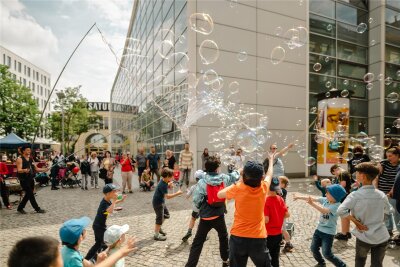 Jobmesse unter freiem Himmel in Chemnitz: Nach „mach was!“ kommt jetzt „mach was! Neues“ - Riesenseifenblasen wird es beim Kinderfest „Charlie" am 18. Mai auch wieder geben. Parallel dazu findet in der City auch die Jobmesse „mach was! Neues" statt.