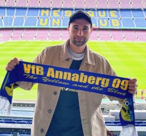 Jobvermittlung auf dem Fußballplatz - Im weltberühmten Stadion Camp Nou in Barcelona hält Kurt Seelig die Farben des VfB Annaberg hoch. 