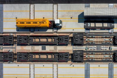 Jocketaer Firma baut an Cargo-Terminal in Frankreich mit - Sattelauflieger kommen am Terminal an. Dort werden sie von der Zugmaschine getrennt und auf die auf den Schienen bereitgestellten Konstruktionen gehoben. Auf den Waggons geht es dann umweltfreundlich durch Europa.