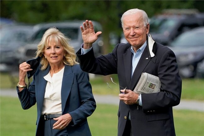 Joe Bidens Europa-Reise: Amerika meldet sich zurück - US-Präsident Joe Biden winkt im Garten des Weißen Hauses in Washington, bevor er zusammen mit seiner Frau Jill zu einer einwöchigen Europa-Reise aufbricht. 