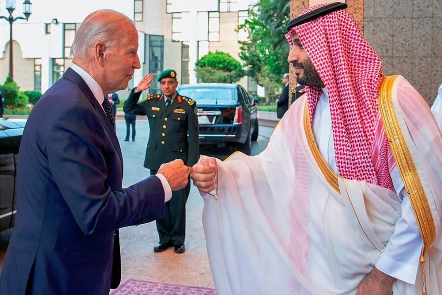 Handschlag verweigert: US-Präsident Joe Biden (l.) begrüßt Mohammed bin Salman, Kronprinz von Saudi-Arabien, mit der Coronafaust. 