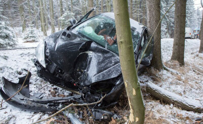 Jöhstadt/Grumbach: Peugeot prallt gegen Baum - 66-jährige Fahrerin verletzt - 