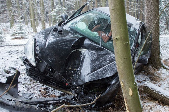 Jöhstadt/Grumbach: Peugeot prallt gegen Baum - 66-jährige Fahrerin verletzt - 
