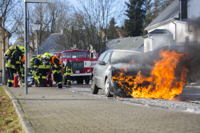 Jöhstadt: Hilfe nach Autobrand kommt spät - Wegen eines technischen Defekts stand am Dienstag ein Auto in Jöhstadt in Flammen