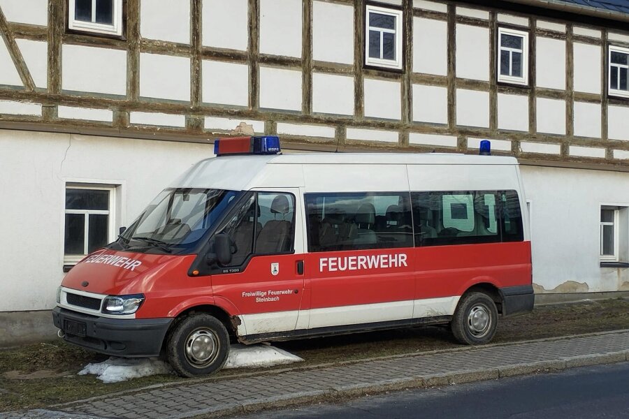Jöhstadts Bürgermeister darf Feuerwehrauto kaufen - Für diesen Ford Transit soll die Freiwillige Feuerwehr Steinbach einen Ersatz bekommen. Er wurde seit 2010 von den Steinbachern als Einsatzleit- und Mannschaftstransportwagen genutzt.