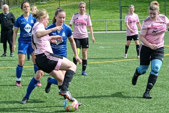 Jößnitzerinnen kassieren 0:5-Niederlage in Derby - Die Rodewischerin Sabine Greese (links) behauptet den Ball gegen die Jößnitzerin Nina-Renee Kirchner.