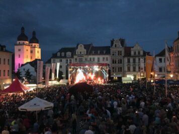 Johannes Oerding lockt zum Spitzenfest-Auftakt tausende Besucher auf den Plauener Altmarkt - Tausende Besucher versammelten sich auf dem Plauener Altmarkt.