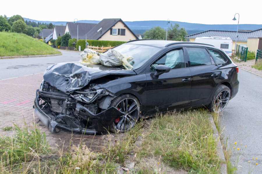 Johanngeorgenstadt: 23-Jähriger rammt mit Seat mehrere Autos