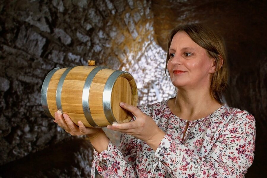 Johanngeorgenstadt: Auf dem Erzgebirgskamm reift ein neuer Whisky - Kristin Scharf mit einem Fässchen Erzlander 1571. Den gibt es am Samstag zum Ortsteil-Jubiläum in Jugel. 