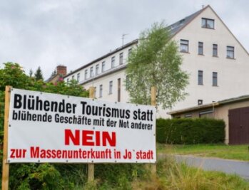 Johanngeorgenstadt: Großes Asylheim soll doch kommen - Mit einem Transparent protestieren Johanngeorgenstädter gegen die geplante Asylbewerberunterkunft.