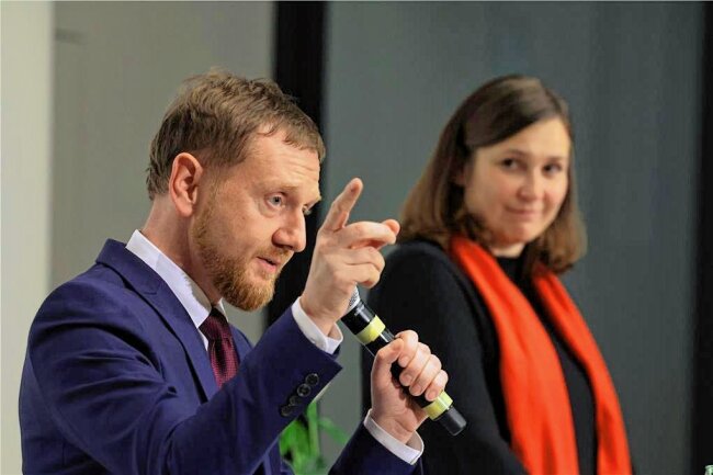 Johanngeorgenstadt holt sich den Ministerpräsidenten: Michael Kretschmer kommt zum Bürgerdialog - Michael Kretschmer sucht das Gespräch mit Bürgern. Hier im vergangenen Herbst in Zwickau. Im Hintergrund Oberbürgermeisterin Constanze Arndt (Bürger für Zwickau). 