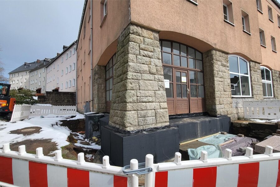 Johanngeorgenstadt macht’s wahr: Aus einem Bäcker wird ein Laden ohne Waren - In der ehemaligen Bäckereifiliale in der Neustadt laufen Umbauarbeiten. Zurzeit werden die Treppe erneuert (r.) und der Anbau einer Terrasse (l.) vorbereitet.