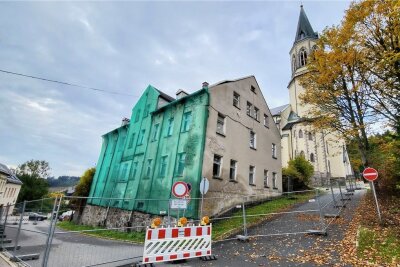 Johanngeorgenstadt: Marodes Haus bremst Verkehr vielleicht für lange Jahre aus - Das leer stehende Gebäude in der Karlsbader Straße 6 von Johanngeorgenstadt gilt als einsturzgefährdet. 