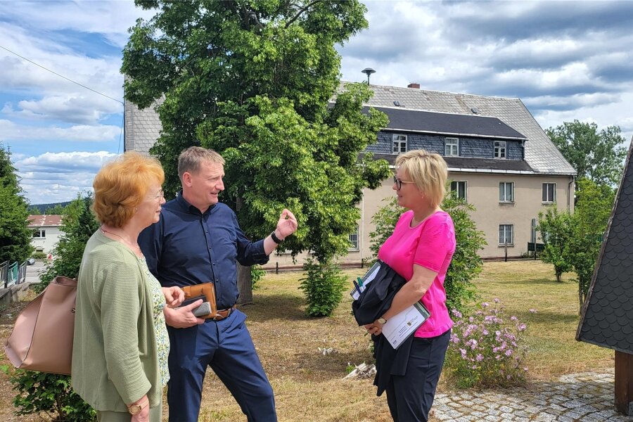 Johanngeorgenstadt: Musikschule und Polizei bald unter einem Dach? - Das Haus in der Schillerstraße 3 soll mehrere Kultureinrichtungen aufnehmen. Musikschulleiterin Rosmarie Hennig und Bürgermeister André Oswald warben im Juli um Unterstützung bei Sachsens Kultusministerin Barbara Klepsch (r.).