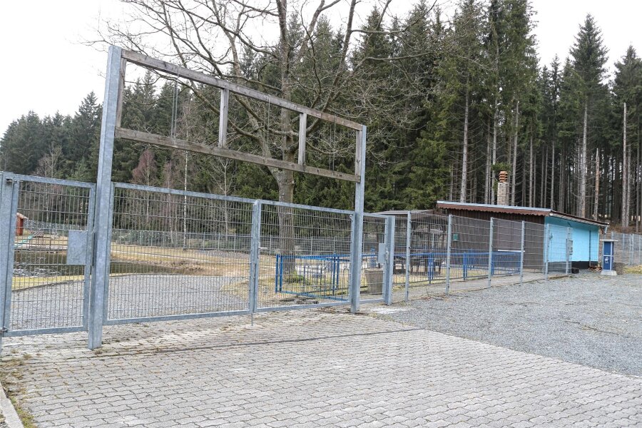 Johanngeorgenstadts Freibad bekommt Drehkreuz und Kassenautomat - Noch geht es durch ein Tor ins Johanngeorgenstädter Naturbad. Künftig erfolgt der Zugang durch ein Drehkreuz.