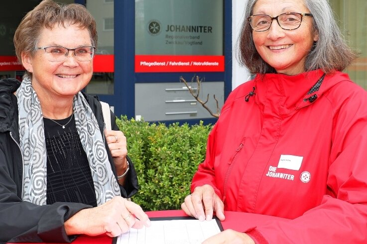 Johanniter: Zwei Urgesteine bauen den Pflegedienst mit auf - Evelin Beck (links) und Dagmar Sachse sind für ihre langjährige Mitarbeit mit der Ehrenmedaille des Verbandes geehrt worden. 
