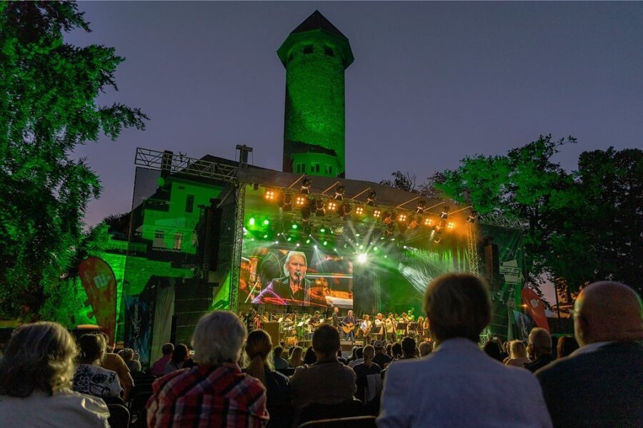 Johnny Logan und die Vogtland Philharmonie begeisterten am Samstagabend die Konzertbesucher in der Auerbacher Schlossarena.