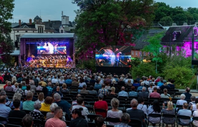 Rund 1000 Gäste verfolgten das Konzert von Johnny Logan und der Vogtland Philharmonie beim "Klanglichtzauber" in Mittweida. Veranstalter waren die Stadt Mittweida und der Verein Mittelsächsischer Kultursommer.