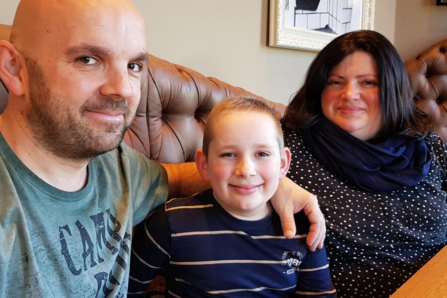 Jonas aus Oelsnitz hat den Krebs besiegt: Glücksmomente nach einem dramatischen Jahr - Glücklich nach einem dramatischen Jahr: Jonas mit Mama Diana Vogl und Papa René Witt.