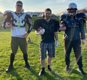 Journalist testet sich unter schweren Jungs - Sascha Günther, Redakteur Torsten Ewers und Christian Surges (von links) probierten sich am Samstag in Zwickau als American-Football-Spieler aus. 