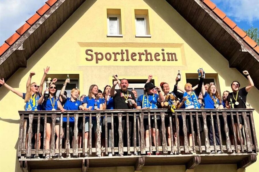 Jubel in Wildenfels: Fußballerinnen holen den Pott - Empfang auf dem Balkon, wenn auch nicht am Rathaus: Die Wildenfelser Fußballerinnen feierten auf ihrem Vereinsgelände den Pokaltriumph.