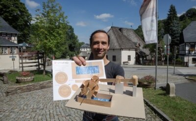 Jubiläum beendet falsche Zahlenspiele - Sebastian Guthke mit dem Bastelbogen, mit dem die Kinder ihr eigenes kleines Hammerwerk bauen können.