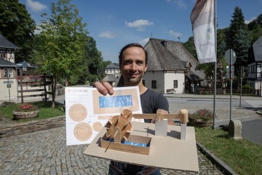 Jubiläum beendet falsche Zahlenspiele - Sebastian Guthke mit dem Bastelbogen, mit dem die Kinder ihr eigenes kleines Hammerwerk bauen können.
