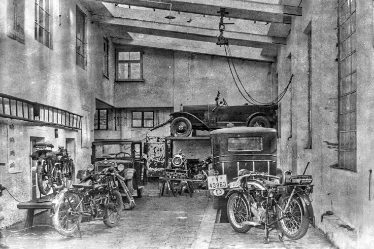 Jubiläum bei Teller: Schmiede, Schlosser, Schwibbogenerfinder - Ein paar Jahre später sah es in der Werkstatt so aus: Die einstige Bergschmiede ist zur Autowerkstatt geworden. 