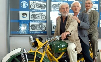 Jubiläum im Eldorado für Motorrad-Fans - Die Gestalter der neuen Motorrad-Museumsausstellung Fritz Bonss, Manfred Gottschall und Siegfried Lorenz (v. l.) auf einer Böhmerland-Maschine. 