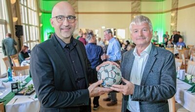 Jubiläum um Jubiläum - Volker Walther (r.), der Geschäftsführer der Firma LSTW, übergab HSG-Geschäftsführer Stefan Lange zu "100 Jahre Handball in Freiberg" einen Handball mit Unterschriften des früheren Freiberger Oberliga-Teams.