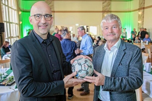 Jubiläum um Jubiläum - Volker Walther (r.), der Geschäftsführer der Firma LSTW, übergab HSG-Geschäftsführer Stefan Lange zu "100 Jahre Handball in Freiberg" einen Handball mit Unterschriften des früheren Freiberger Oberliga-Teams.