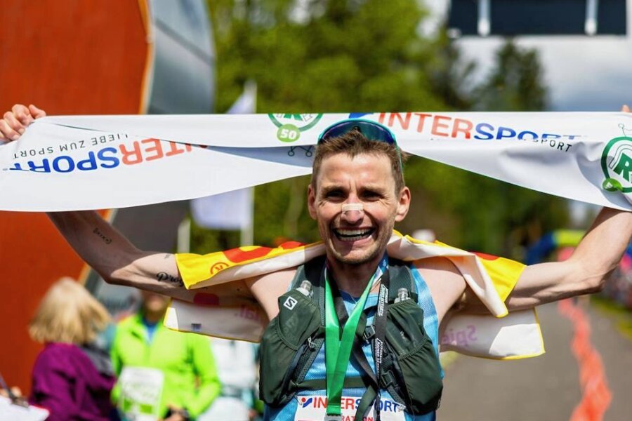 Jubiläumsauflage des Rennsteiglaufes: Ein Vogtländer ist der Schnellste - Der Vogtländer Erik Hille erreichte beim 50. als Erster im Marathon das Ziel. 
