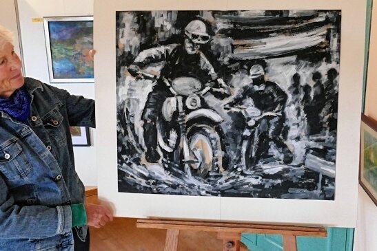 Mit diesem Geländefahrt-Bild, das Walter Arnold 1971 malte, spannt Brigitte Wetzel in der Ausstellung den Bogen vom Gründer des Malzirkels hin zum aktuellen Jubiläum "100 Jahre Motorradbau in Zschopau". 