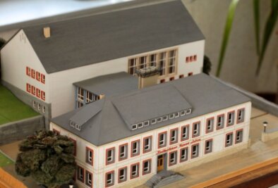 Jubiläumsfeier soll Borstendorfer Kreiskulturhaus beleben - Das Modell des Kulturhauses steht im Rathaus Borstendorf.
