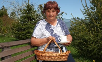 Jubiläumskaffee mit Abstand - Anita Hahner aus Grünhain muss ihren Kaffee derzeit alleine trinken. Sie hofft darauf, dass sie recht bald wieder Treffen ihres Seniorenklubs organisieren kann. 