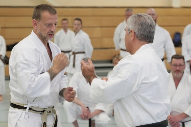 Jubiläumslehrgang kommt prima an - Fritz Oblinger (rechts) war einer der beiden Karatemeister, die am Samstag in Mosel ihr Wissen an die Teilnehmer weitergaben. 
