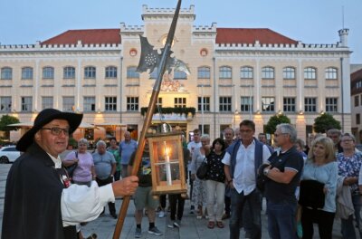 Jubiläumstour durch Zwickauer Nacht mit Mittelaltergestalten - Nachtwächter Christian Bretschneider führt seit zehn Jahren Gäste durch die Stadt und erzählt aus der Geschichte. 