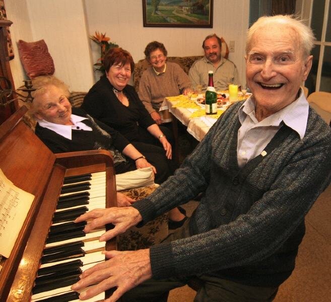 Jubilar spielt leidenschaftlich gern Klavier - 
              <p class="artikelinhalt">Auch mit 100 Jahren setzt sich Hellmuth Aischmann noch gern am Klavier, denn Musik ist eine Leidenschaft. </p>
            