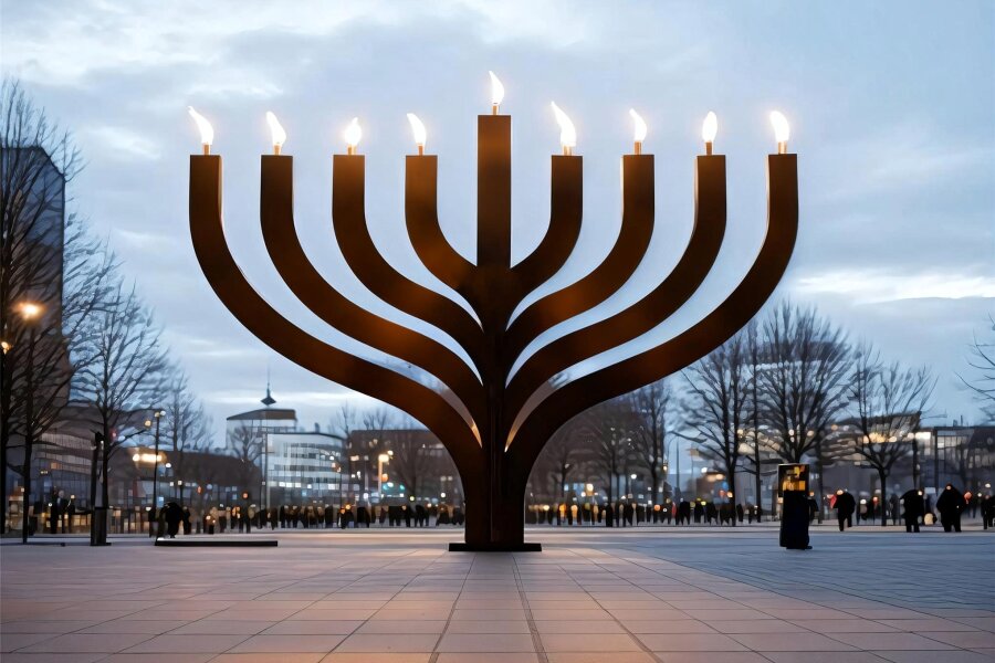 Juden in Chemnitz feiern erstmals öffentlich Chanukka - Das ist der Entwurf des Leuchters, der im Stadthallenpark aufgestellt wird. Der echte Leuchter sieht im Detail anders aus, wird aber erst am Donnerstag präsentiert. Er ist zwei Meter hoch, drei Meter breit und wiegt rund 450 Kilogramm.