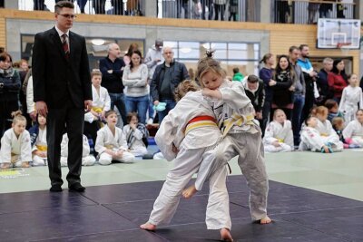 Judo: Krümel wachsen in Breitenbrunn über sich hinaus - Auch Emma Schumann (r.) vom Judoclub Antonsthal-Schwarzenberg stellte sich beim Frühjahrskrümelrandori der Konkurrenz. In der Breitenbrunner Turnhalle gingen 196 Talente aus 20 Vereinen auf die Matte. 