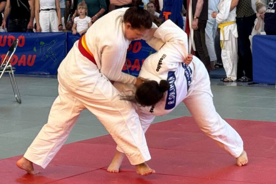 Judo: Mutter-Tochter-Duo sorgt in Werdau für besonderen Höhepunkt - Erst seit einem Jahr trainiert Dajana Müller (links) intensiv beim JSV Werdau. Jetzt gewann sie beim Mädchenpokalturnier in ihrer Altersklasse und freute sich zudem über die Goldmedaille von Tochter Kira.