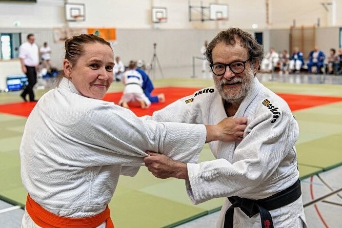 Judo: Professor aus Mittweida gewinnt erneut Gold - Goldene Momente erlebten Daniela Rudolph und Thomas Villmann bei der Ü-30-Landesmeisterschaft in Mittweida. Hier bereiten sich beide bei kleinen Übungen kurz vor dem Wettkampf vor. 