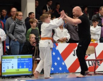 Judoka trumpft auf Sachsenebene auf - Nach dem Sieg von Dominik Roth im Finale von Rodewisch gehörte sein Vater Tobias zu den ersten Gratulanten. 