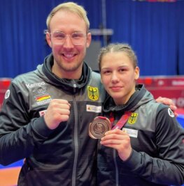 Jüngste düpiert erfahrenere Gegnerinnen - Naemi Leistner mit Landestrainer Florian Rau. 