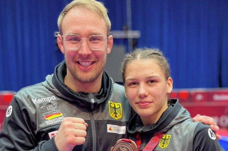 Jüngste düpiert erfahrenere Gegnerinnen - Naemi Leistner mit Landestrainer Florian Rau. 