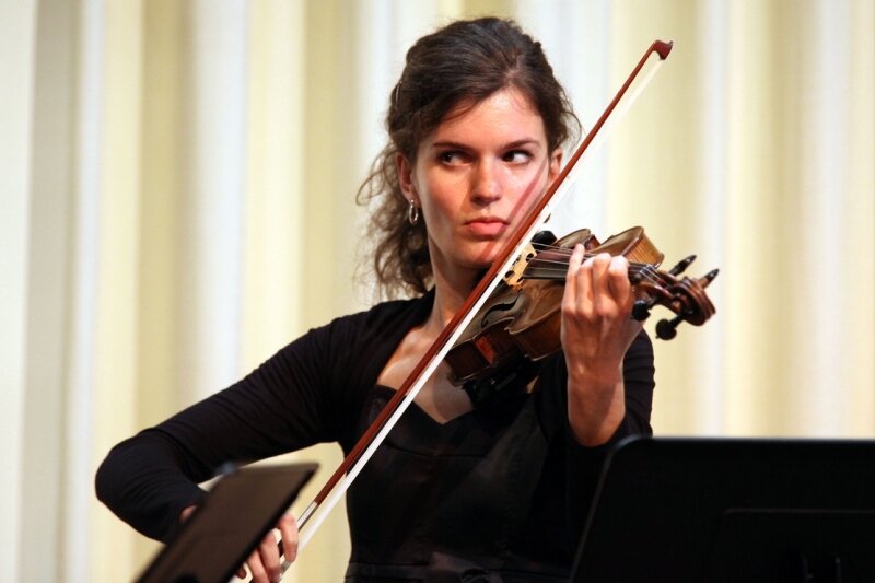 Jüngste Geigerin gibt den Ton an - Bereits beim Lehrerkonzert des Konservatoriums am 7. Oktober konnten sich Interessierte von den musikalischen Qualitäten der neuen Violinlehrerin Susanne Brandt überzeugen.