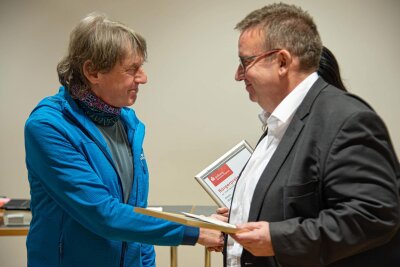 Jürgen Fortak mit Oelsnitzer Bürgerpreis ausgezeichnet - Jürgen Fortak hat für seine Verdienste den Bürgerpreis von OB Mario Horn (CDU/rechts) erhalten.